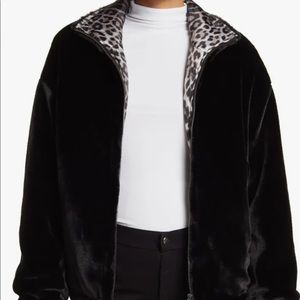 Chic Faux Fur zip front jacket fearing zip
pockets and leopard print lining